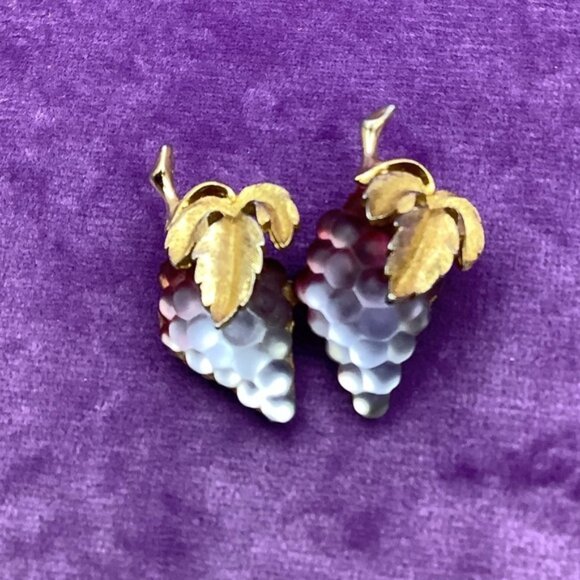 Art Glass Jewelry - Vintage Art Glass Frosted Grapes brooch